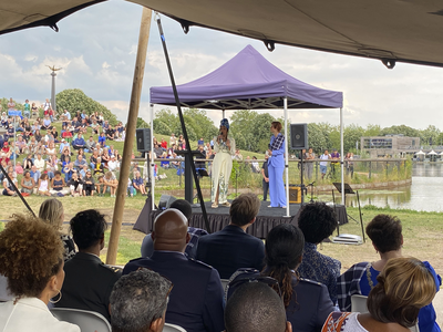 904407 Afbeelding van ontwerper Patricia Kaersenhout die een toelichting geeft aan wethouder Linda Voortman bij het ...